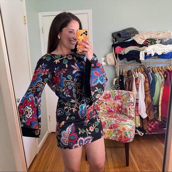 Alice + Olivia Black Paisley Long Flare Sleeve Mini Dress 2 - Picture 7 of 16